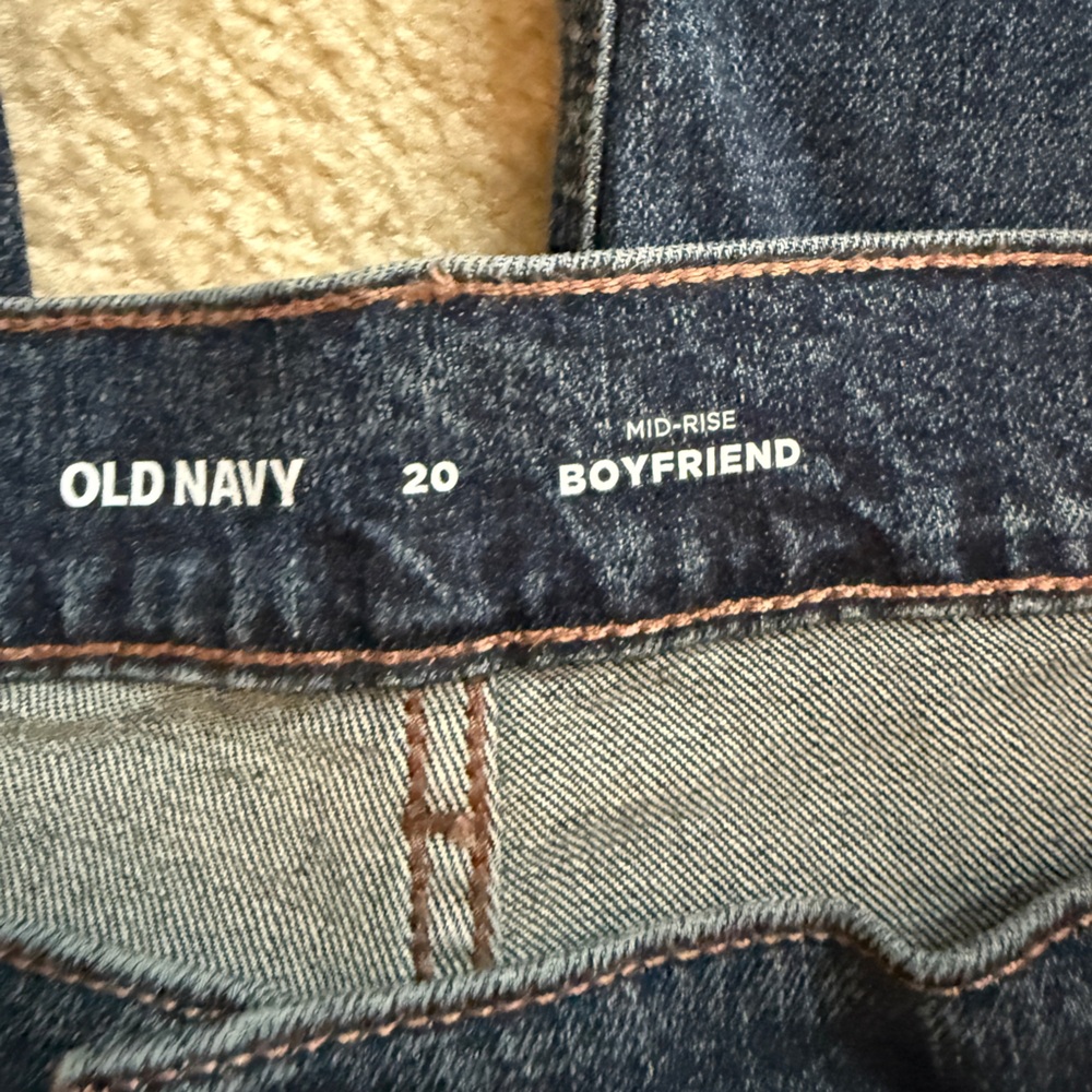 Old Navy Mid-Rise Boyfriend Crops, Size 20, New with Tags - Picture 3 of 5